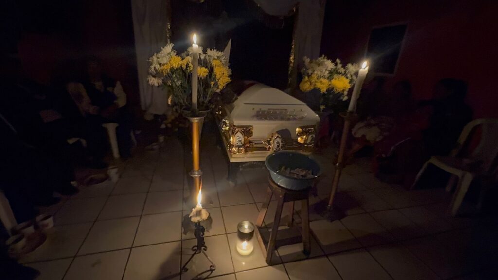 En Santa María de Jesús, velan el cuerpo del menor que murió atrapado en un deslizamiento, cuando regresaba de estudiar. (Foto: Newsweek)