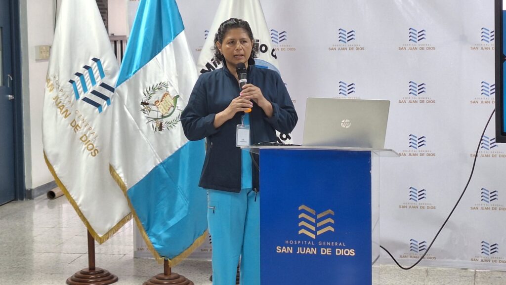 Doctora Erika Pérez, directora del Hospital General San Juan de Dios, en la conferencia de prensa. (Foto: Newsweek)