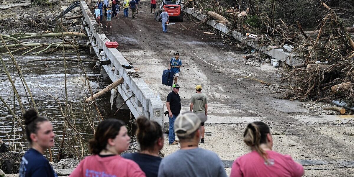 Las fuerzas del orden y los voluntarios continúan la búsqueda de personas desaparecidas cerca de Camp Mystic. (Foto de RONALDO SCHEMIDT / AFP)