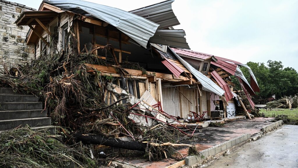 Se observa una casa dañada cerca de Camp Mystic, (Foto de RONALDO SCHEMIDT / AFP)