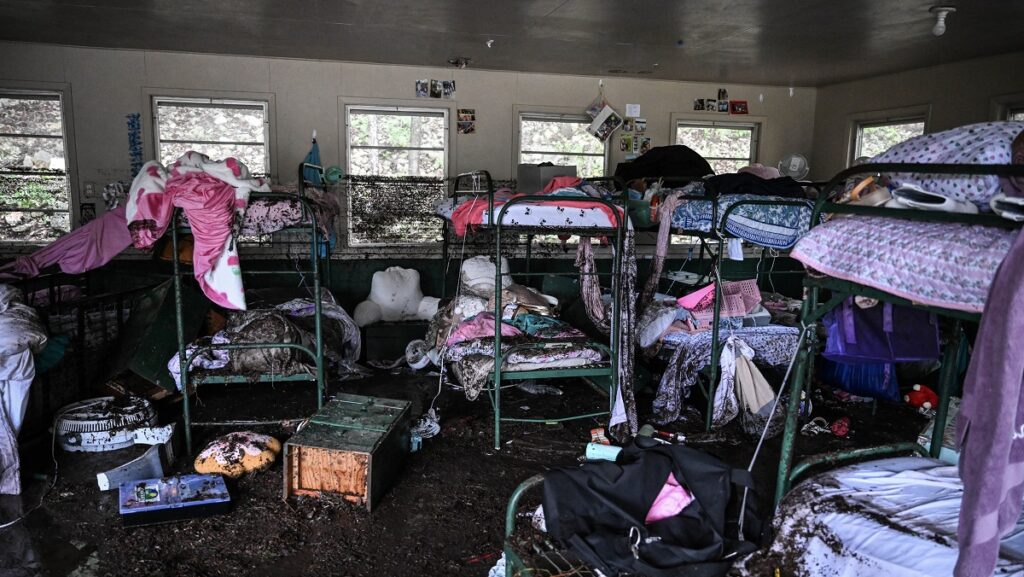Vista del interior de una cabaña en Camp Mystic, donde al menos 20 niñas desaparecieron tras las inundaciones repentinas en Hunt, Texas. (Foto de RONALDO SCHEMIDT / AFP)