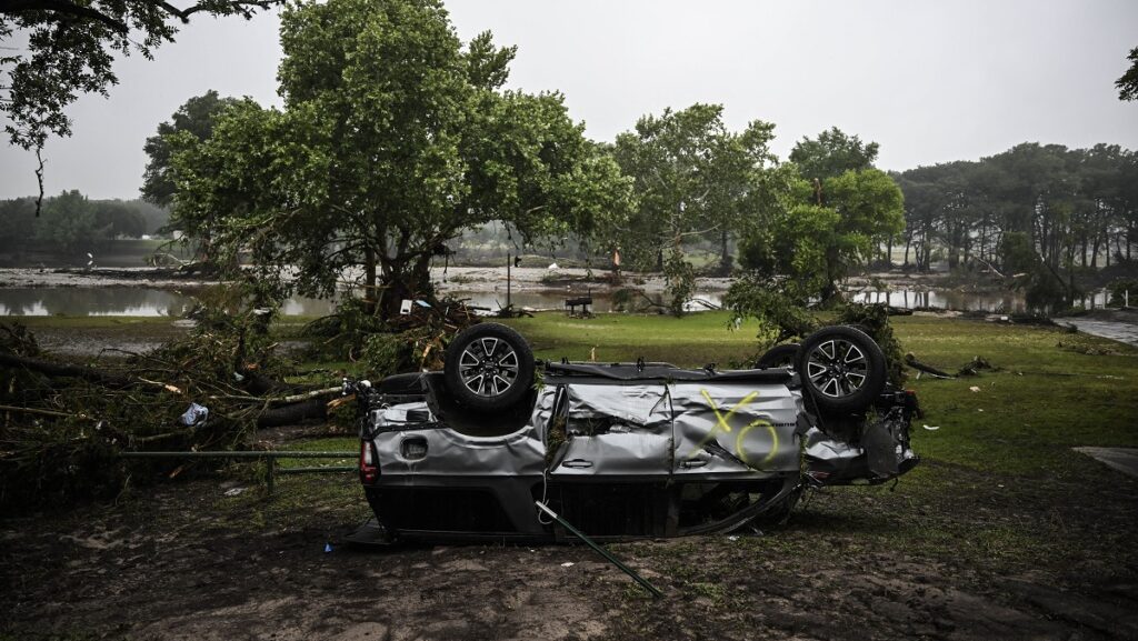 Se observa un automóvil dañado y volcado tras una grave inundación repentina en Hunt, Texas. (Foto de RONALDO SCHEMIDT / AFP)