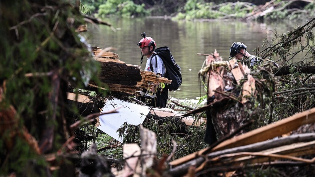 Miembros de un equipo de búsqueda y rescate buscan personas cerca de Camp Mystic, donde al menos 20 niñas desaparecieron tras las inundaciones repentinas en Hunt, Texas. (Foto de RONALDO SCHEMIDT / AFP)