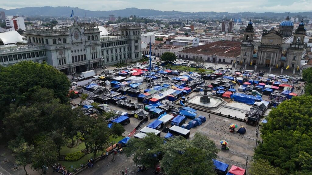 Los maestros se instalaron en la Plaza de la Constitución desde el 25 de mayo. (Foto: Newsweek)