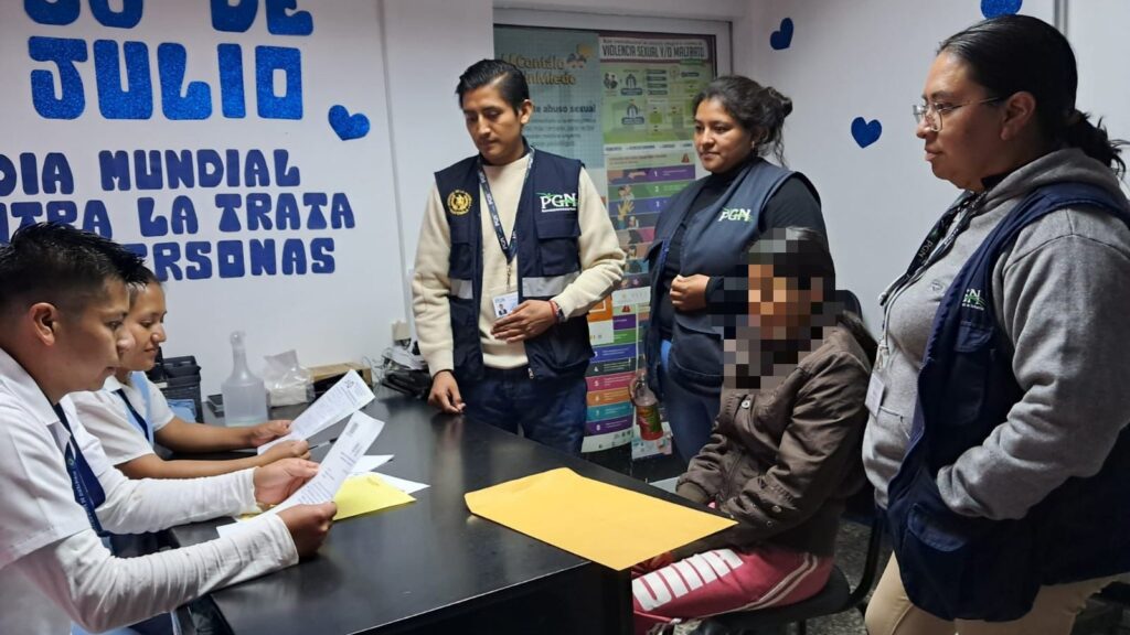 La menor es acompañada por personal de la Procuraduría General de la nación. (Foto: PGN)