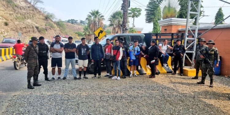 Migrantes detenidos en la frontera de Guatemala. (Foto: IGM)