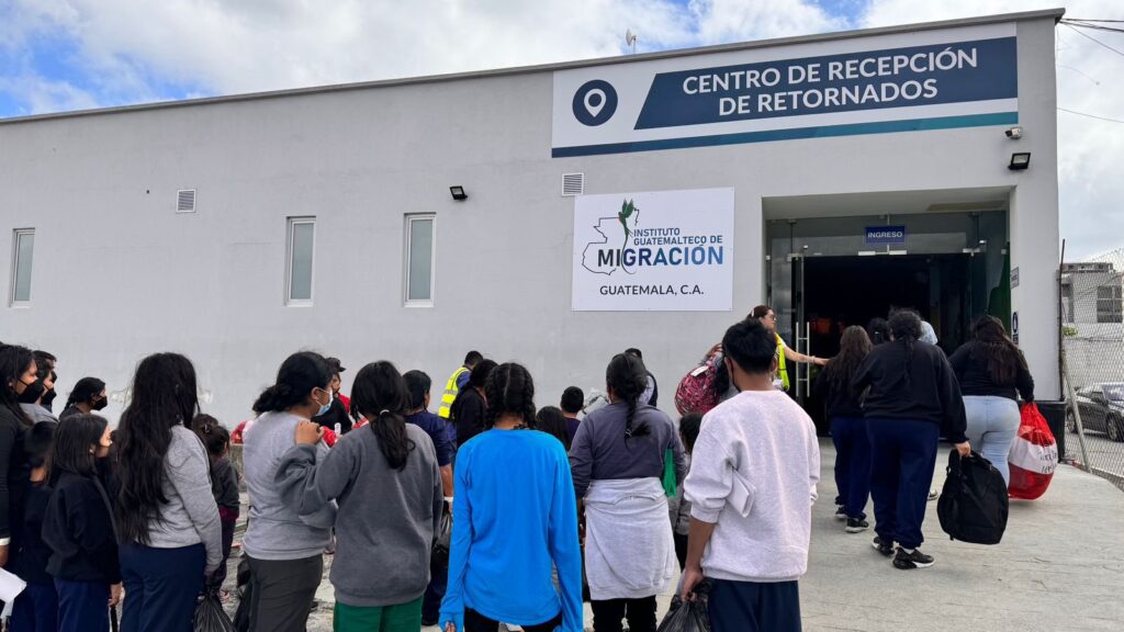 Guatemaltecos deportados de Estados Unidos en la Fuerza Aérea Guatemalteca (Foto: IGM)
