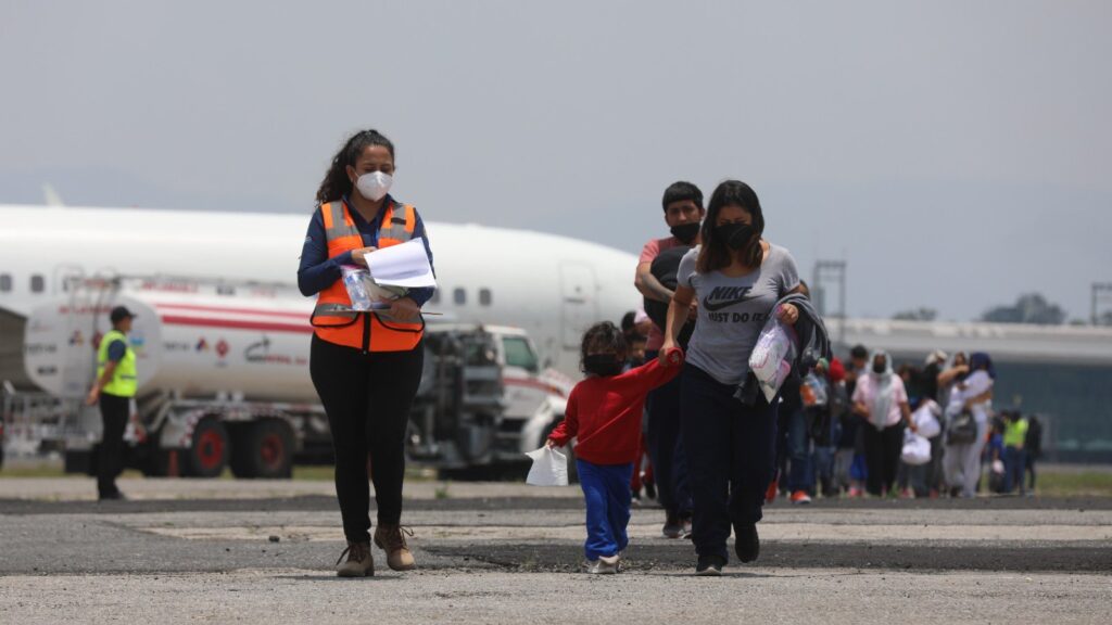 Migrantes deportados a su llegada a Estados Unidos. (Foto: Instituto Guatemalteco de Migración)