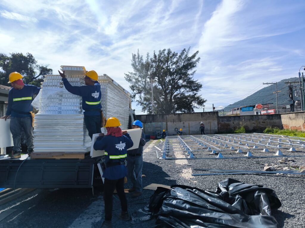Instalación de módulos en Hospital de Amatitlán. (Foto: MICIVI)