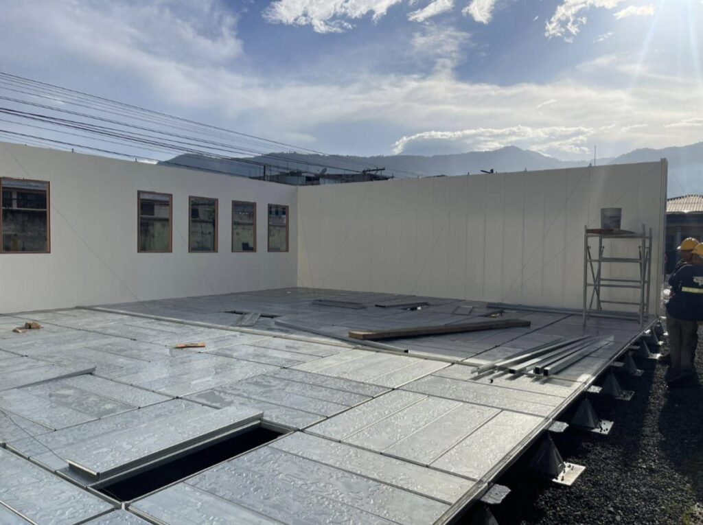 Así avanza la instalación de los módulos con material prefabricado. (Foto: MICIVI)
