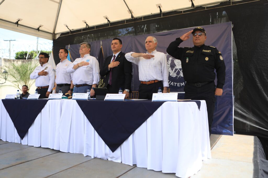 Entre las autoridades presentes estuvo el Ministro de Gobernación y el Director del Sistema Penitenciario. (Foto: Ministerio de Gobernación)