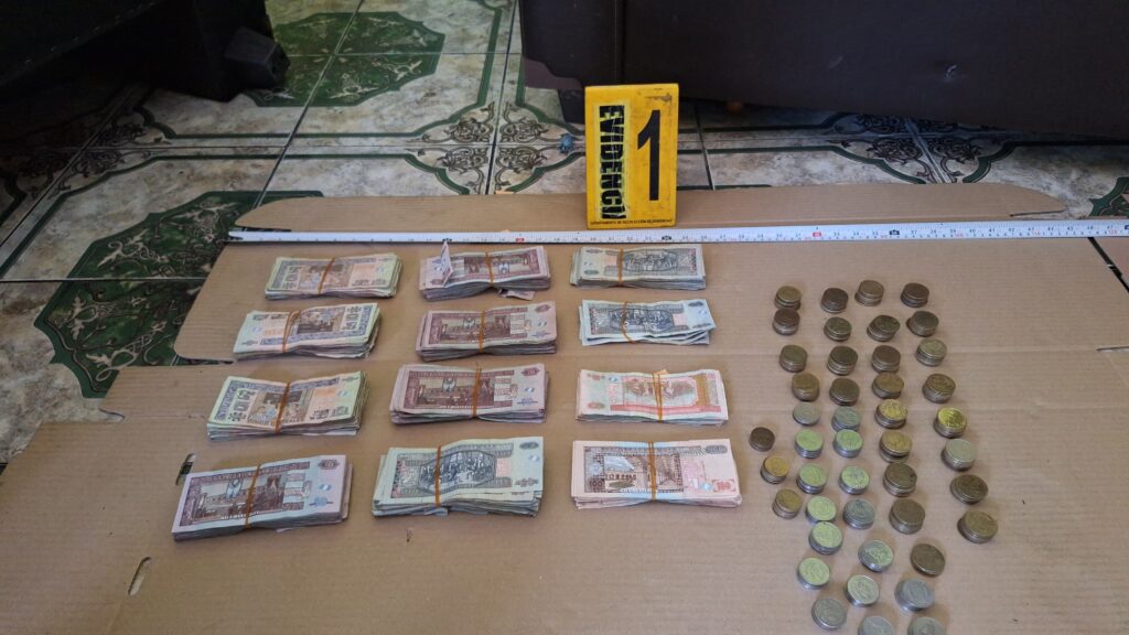 Dentro de una maleta encontraron billetes y monedas, que se presume, son producto de ilícitos. (Foto: PNC)