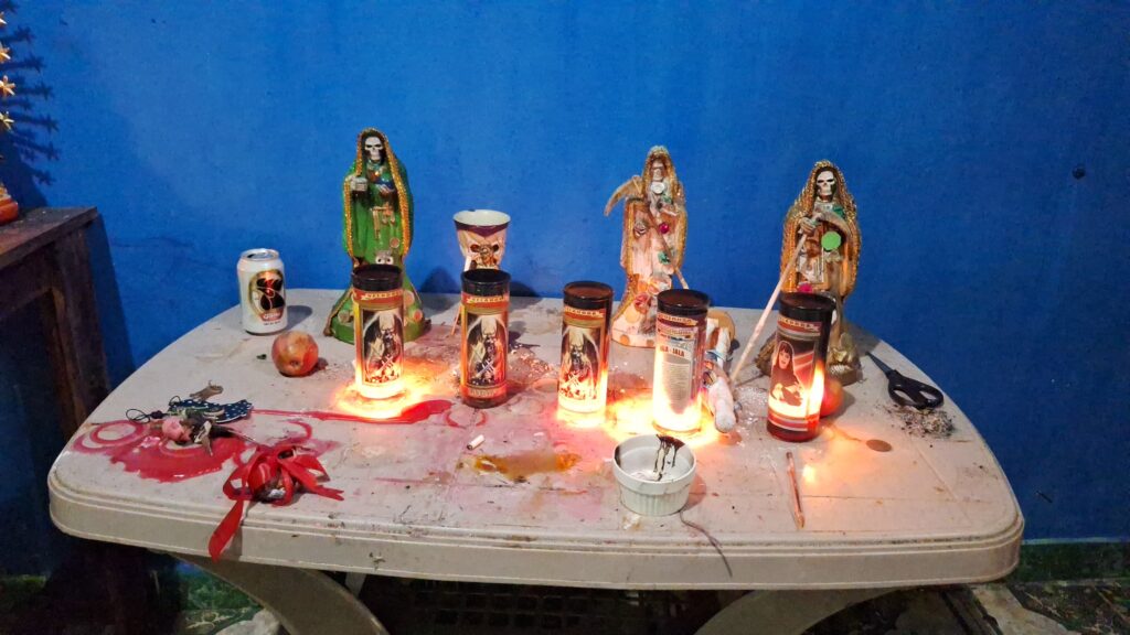 También fue localizado un altar a la muerte. (Foto: PNC)