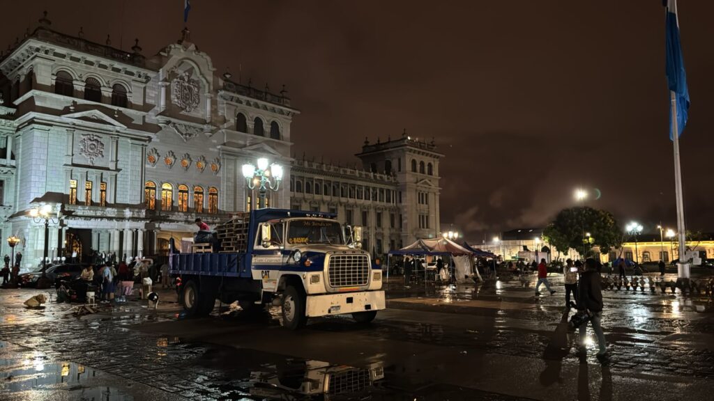 Camiones llevaron las tarimas que se usaron para instalar las carpas. (Foto: Newsweek)