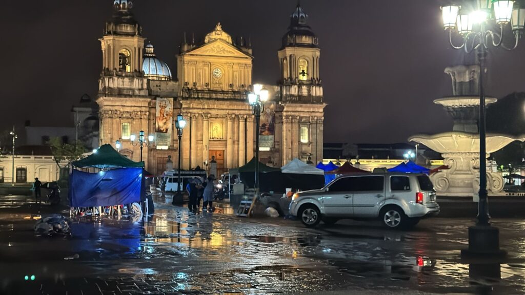 El desalojo se realizó después de las 21:00 horas. (Foto: Newsweek)